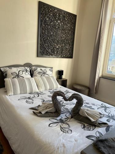 una camera da letto con un letto con due serpenti sopra di La mosane a Profondeville