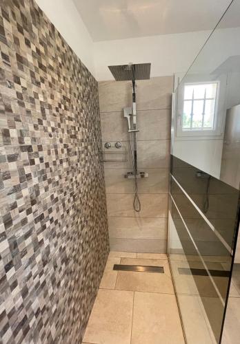 La salle de bains est pourvue d'une douche et d'une paroi en verre. dans l'établissement La Bastide Cezanne Natural elegance, à Aix-en-Provence