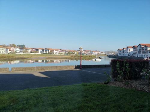 une vue d'une rivière avec des bateaux dans l'eau dans l'établissement PAYS BASQUE BAIE SOCOA CIBOURE ST JEAN DE LUZ, à Ciboure