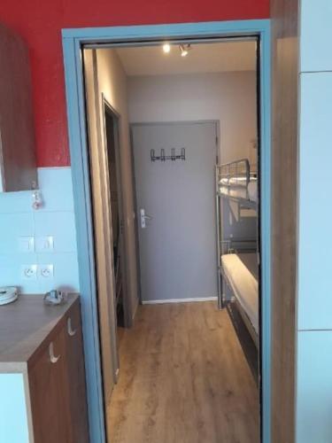 une porte menant à une chambre avec des lits superposés. dans l'établissement PAYS BASQUE BAIE SOCOA CIBOURE ST JEAN DE LUZ, à Ciboure