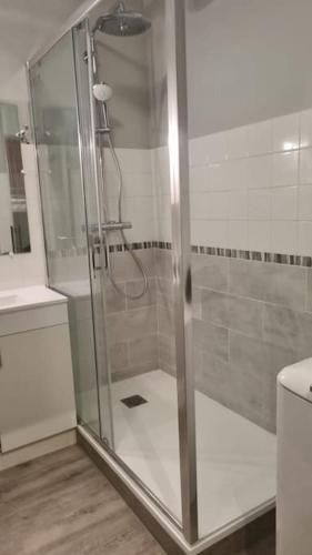 une douche avec une porte vitrée dans une salle de bain dans l'établissement PAYS BASQUE BAIE SOCOA CIBOURE ST JEAN DE LUZ, à Ciboure