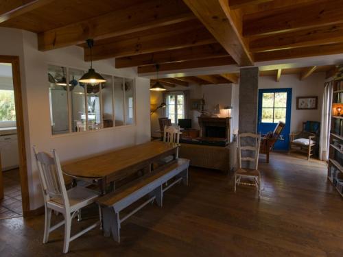 - une salle à manger et un salon avec une table et des chaises en bois dans l'établissement Grande Maison avec Jardin Près de la Plage - 4 Chambres, WIFI et Cheminée - FR-1-418-5, à Locmaria