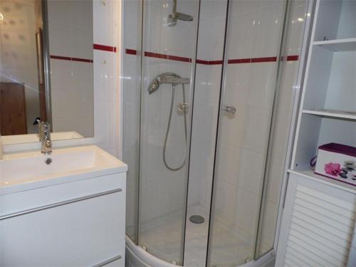 ein Bad mit einer Dusche und einem Waschbecken in der Unterkunft Appartement Marseillan-Plage, 2 pièces, 4 personnes - FR-1-326-478 in Marseillan