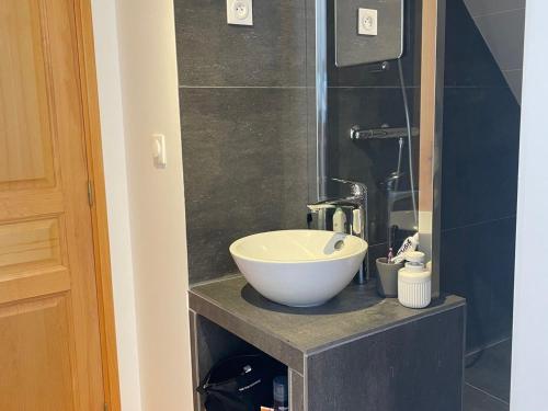 La salle de bains est pourvue d'un lavabo blanc sur un comptoir. dans l'établissement Grande Maison avec Jardin Près de la Plage - 4 Chambres, WIFI et Cheminée - FR-1-418-5, à Locmaria