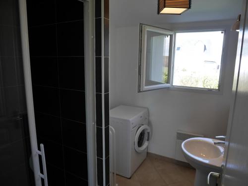 une salle de bain avec toilettes, lavabo et fenêtre dans l'établissement Maison moderne, plage et randonnée à proximité - FR-1-418-9, à Bangor