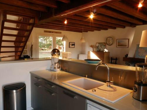 une cuisine avec un évier et un comptoir dans l'établissement Maison à 200 m de la plage avec vue mer, terrasse, jardin, Wifi - FR-1-418-4, au Palais