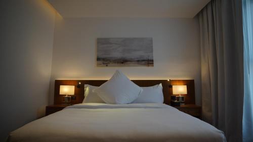 Una cama o camas en una habitación de Jasmine Garden Hotel