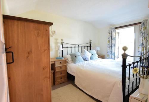 - une chambre avec un lit, une commode et une fenêtre dans l'établissement Water's View Cottage, Hayle, à Hayle