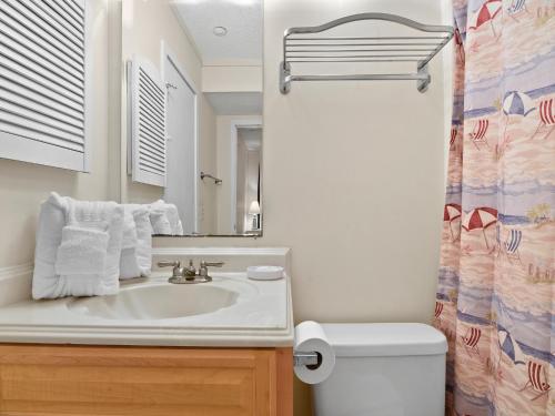 La salle de bains est pourvue d'un lavabo, de toilettes et d'un miroir. dans l'établissement Beach & Tennis Admirals Row 105, 1 Bedroom, Sleeps 6, Ocean Front, 2 Pools, Tennis, à Île de Hilton-Head