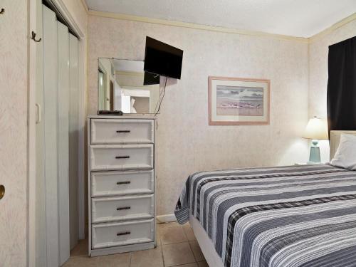 - une chambre avec un lit et une commode avec une télévision dans l'établissement Beach & Tennis Admirals Row 105, 1 Bedroom, Sleeps 6, Ocean Front, 2 Pools, Tennis, à Île de Hilton-Head