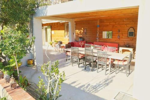 une terrasse avec une table et des chaises. dans l'établissement L'Oustaou Dorey, à Saint-Cyr-sur-Mer