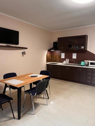 eine Küche und ein Esszimmer mit einem Tisch und Stühlen in der Unterkunft Апартаменти на Печерську in Kiew