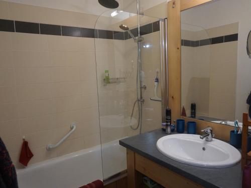 une salle de bain avec un lavabo et une douche dans l'établissement Duplex 4 pièces avec piscine, parking couvert et Wi-Fi gratuit - FR-1-636-161, à Orcières