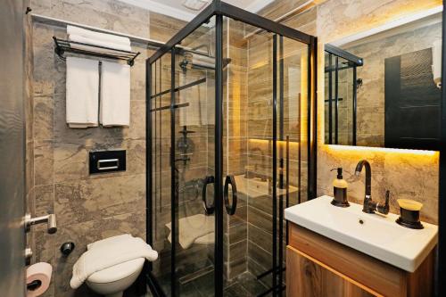 Salle de bains dans l'établissement Galata Master Hotel