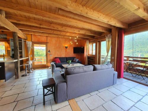 un salon avec un canapé et une table dans l'établissement La Vilette, à Saint-Chaffrey