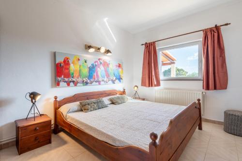een slaapkamer met een houten bed en een raam bij Casa Joanna by Mallorca House Rent in Portocolom