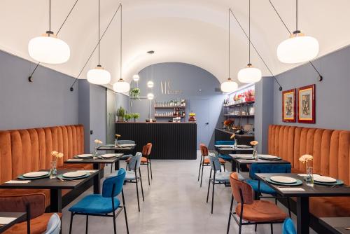 un restaurante con mesas y sillas y un bar en VIS Urban Suites&Spa, en Bari