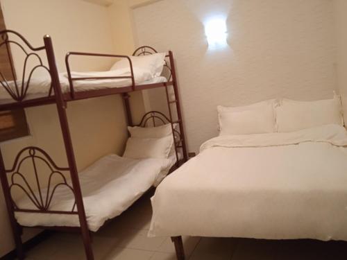 Postel nebo postele na pokoji v ubytování Leo Hotel - Lifestrong Property Inc