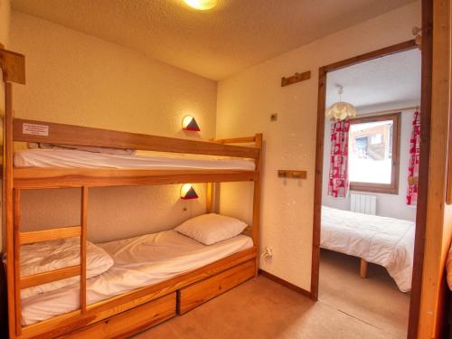 Zimmer mit 2 Etagenbetten und einem Spiegel in der Unterkunft Appartement Morillon 1100, 2 pièces, 6 personnes - FR-1-642-79 in Morillon