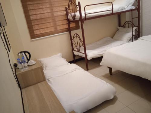 Postel nebo postele na pokoji v ubytování Leo Hotel - Lifestrong Property Inc