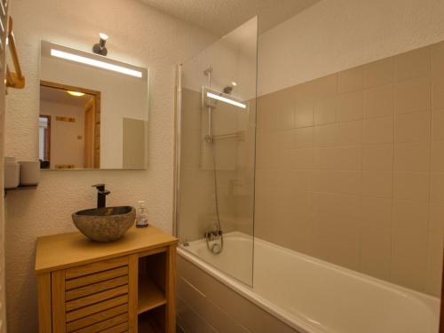 une salle de bain avec un lavabo, une baignoire et une douche dans l'établissement Appartement cosy au pied des pistes avec balcon et parking - Morillon 1100 - FR-1-642-79, à Morillon