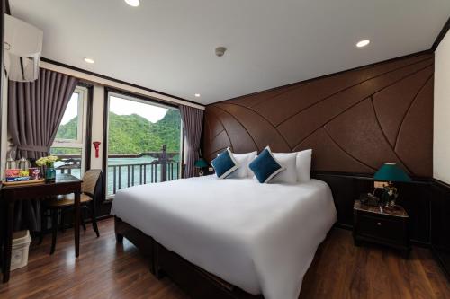 Cette chambre comprend un grand lit et un bureau. dans l'établissement Santa Maria Cruise Halong, à Hạ Long