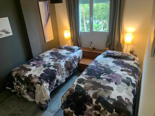 1 dormitorio con 2 camas y ventana en artQhost Costa Ballena Penthouse Ocean and Golf views & Free Parking, en Costa Ballena
