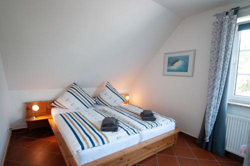 Un dormitorio con una cama con dos bolsas. en FeWo Hartmann, en Strukkamp auf Fehmarn