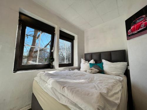 Un dormitorio con una cama y un coche en la ventana en Geroweiher Monteurzimmer Mönchengladbach Stadtmitte, en Mönchengladbach