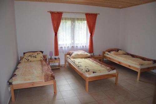 - 3 lits dans une chambre avec fenêtre dans l'établissement Agroturystyka U Siwego, à Rokitki