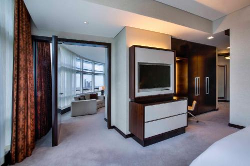 a room with a television and a living room at Rosewood Abu Dhabi in Abu Dhabi