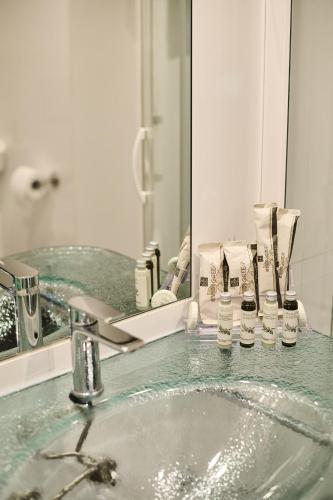 a bathroom with a sink and a mirror at Hotel Da Vinci in Vinci