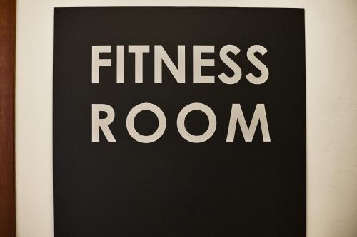a black and white sign with the words fitness room at Hotel Da Vinci in Vinci