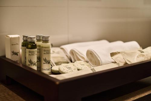 a tray with toiletries and towels on a table at Hotel Da Vinci in Vinci