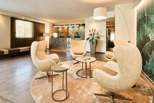 a lobby with chairs and a table in a room at Hotel Da Vinci in Vinci