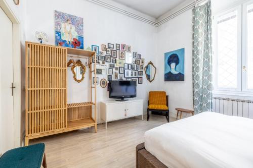 ein Schlafzimmer mit einem Bett und einem TV. in der Unterkunft Roma Retro Apartment - St. Peter Vatican in Rom