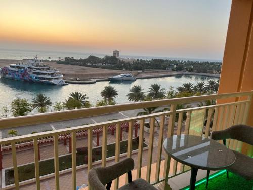 balcón con vistas a un barco en el agua en إطلالة بحرية عوائل فقط KAEC Star Sea View, en King Abdullah Economic City