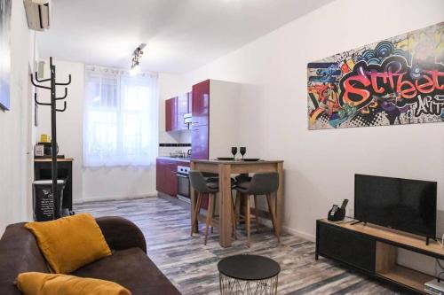 un salon avec un canapé et une table et une cuisine dans l'établissement Le Marius, à Marseille