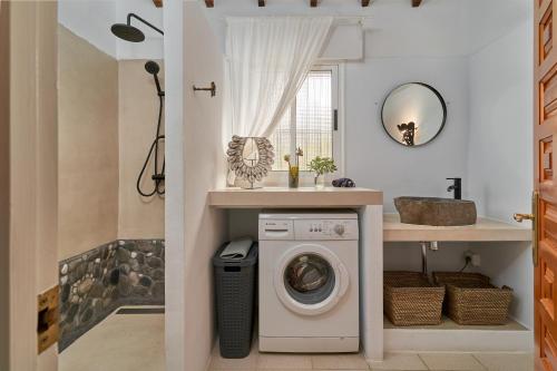 bagno con lavatrice e lavandino di Marvellous Private Villa Cómpeta a Cómpeta
