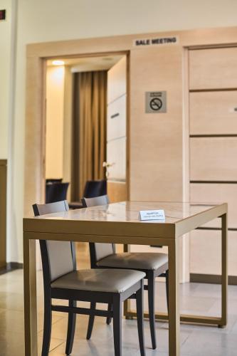 a table and chairs in a room at Hotel Da Vinci in Vinci