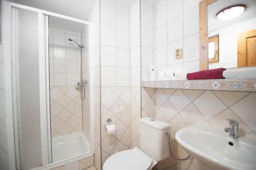 y baño con aseo, lavabo y ducha. en Holiday Home Tatralandia, en Liptovský Mikuláš