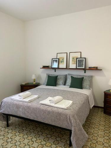 um quarto com uma cama com duas toalhas em Green House Caldiero em Caldiero