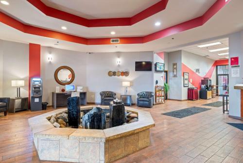 Телевизор и/или развлекательный центр в Ramada by Wyndham Sioux Falls Airport - Waterpark Resort & Event Center