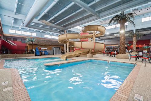 Бассейн в Ramada by Wyndham Sioux Falls Airport - Waterpark Resort & Event Center или поблизости