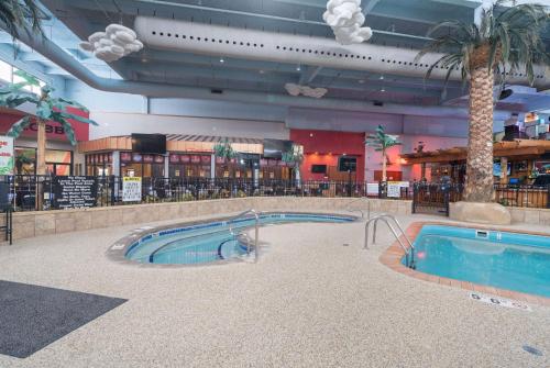 Бассейн в Ramada by Wyndham Sioux Falls Airport - Waterpark Resort & Event Center или поблизости