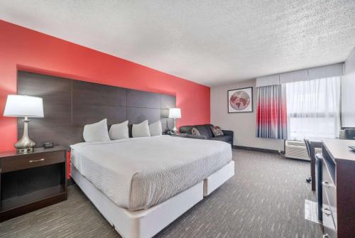 Кровать или кровати в номере Ramada by Wyndham Sioux Falls Airport - Waterpark Resort & Event Center