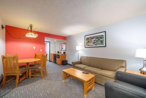Seating area sa Ramada by Wyndham Sioux Falls Airport - Waterpark Resort & Event Center