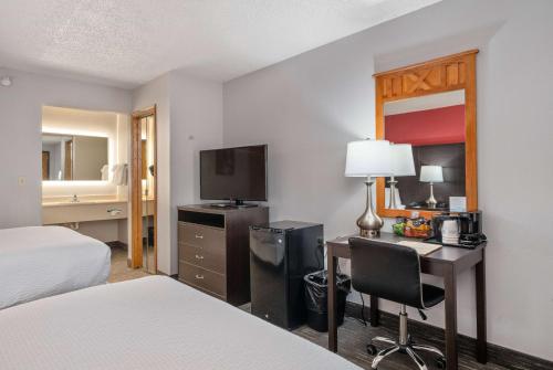 Кровать или кровати в номере Ramada by Wyndham Sioux Falls Airport - Waterpark Resort & Event Center