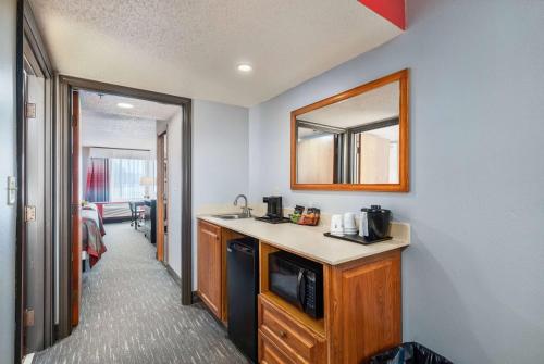Кухня или мини-кухня в Ramada by Wyndham Sioux Falls Airport - Waterpark Resort & Event Center
