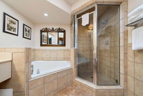 Ванная комната в Ramada by Wyndham Sioux Falls Airport - Waterpark Resort & Event Center